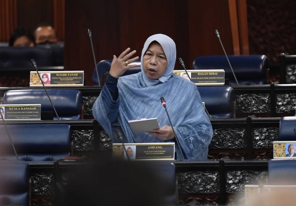 MPIC Minister Datuk Zuraida Kamaruddin said that the use of rubber gloves in the post-pandemic era is expected to increase by 10 per cent. — Bernama