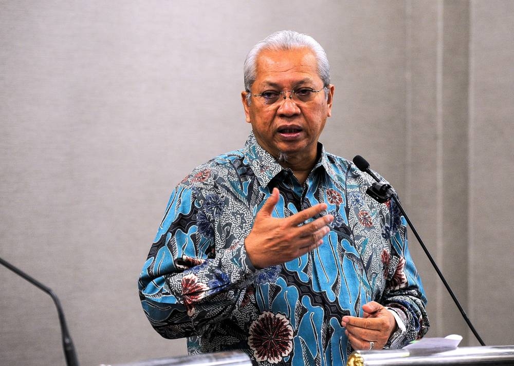Communications and Multimedia Minister Tan Sri Annuar Musa says university students from the B40 economic group who are eligible, will be receiving the Samsung Galaxy Tab A8 LTE tablets via the government's RM450 million PerantiSiswa Keluarga Malaysia programme. ― Bernama pic