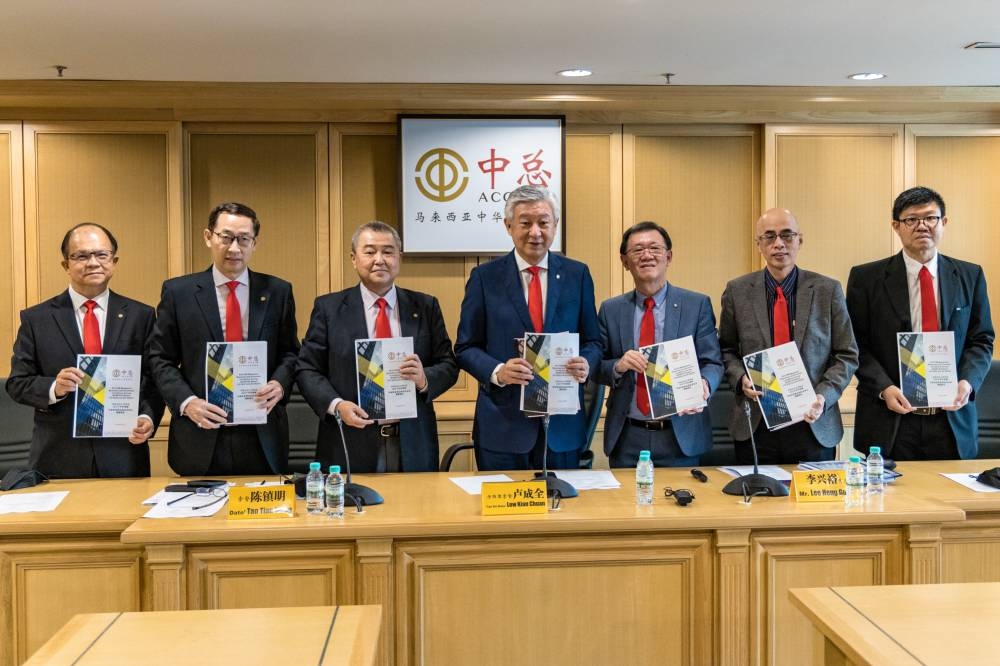 ACCCIM President Datuk Low Kian Chuan pose for a group photo with ACCCIM members after a press conference at Wisma Chinese Chamber in Kuala Lumpur August 4, 2022. — Picture by Firdaus Latif