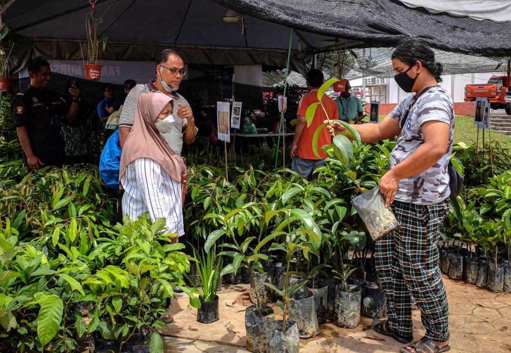 Visitors at the Castle of Fruit booths at Maha 2022 in MAEPS, Serdang, August 4, 2022. — Bernama pic 