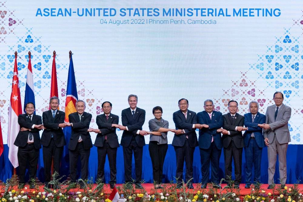 US Secretary of State Antony Blinken handshakes in the 'Asean-way' for a group photo with other officials during the US ministerial meeting as part of the 55th Asean Foreign Ministers' meeting at the Sokha Hotel in Phnom Penh August 4, 2022. — Andrew Harnik / POOL / AFP pic