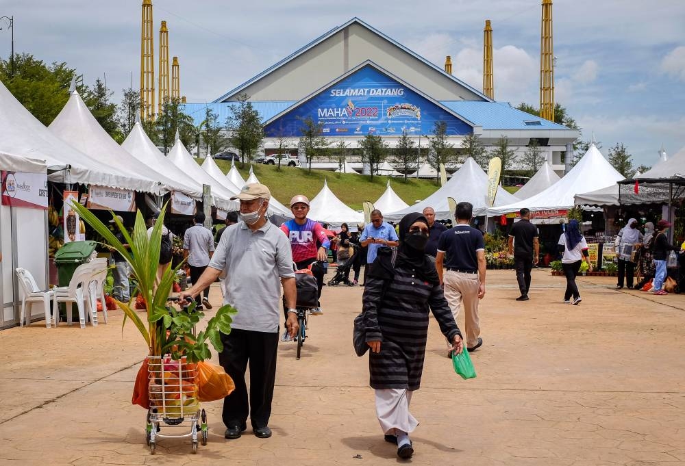 Members of the public visit the 2022 Malaysian Agriculture, Horticulture and Agro-Tourism Exhibition at MAEPS August 4, 2022. — Bernama pic 