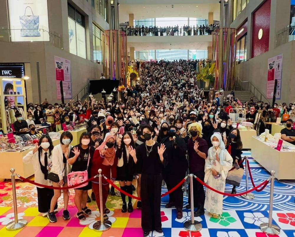 Hakken is seen with adoring fans at Pavilion Kuala Lumpur. — Picture from Facebook/Pavilion KL