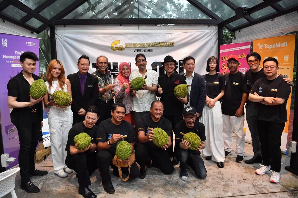 Communications and Multimedia deputy minister Datuk Zahidi Zainul Abidin (standing, 6th right) poses for a picture with the producers and cast of ‘The Lord Musang King’ by Hundred Years Popcorn Production Sdn Bhd at the press conference for the pre-launch of the movie in Kuala Lumpur August 5, 2022. — Bernama pic