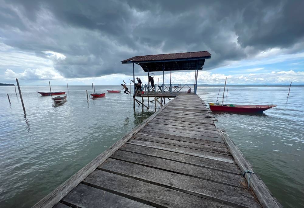 Sabah, Sarawak and Labuan on 'yellow' alert after non-stop rain thumbnail