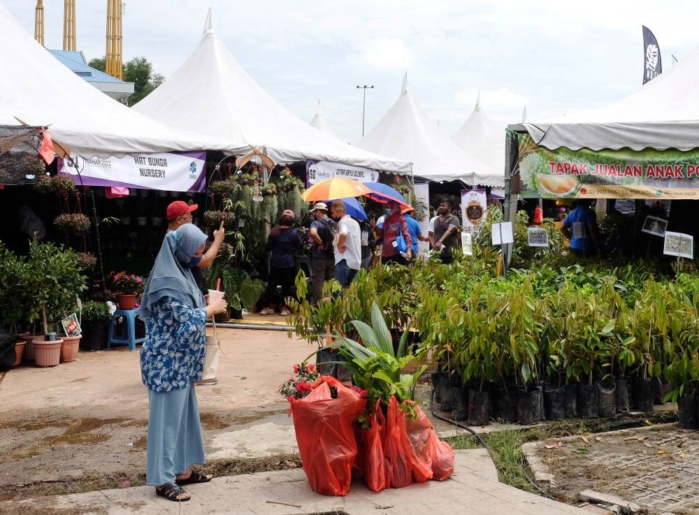Visitors at the Malaysian Agriculture, Horticulture and Agro-tourism Exhibition (Maha) 2022 in Serdang August 5, 2022. ― Bernama pic