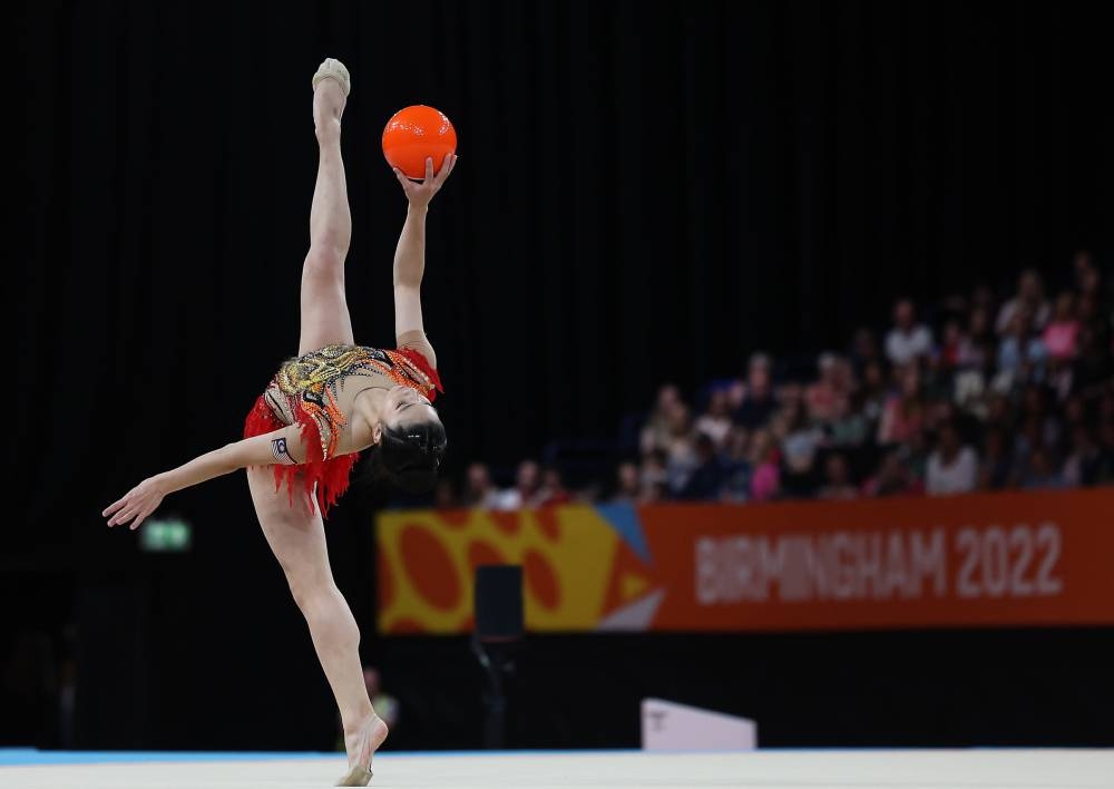 National gymnast Ng Joe Ee performs during her ball discipline routine at the Birmingham 2022 Commonwealth Games in Birmingham August 6, 2022. — Bernama pic