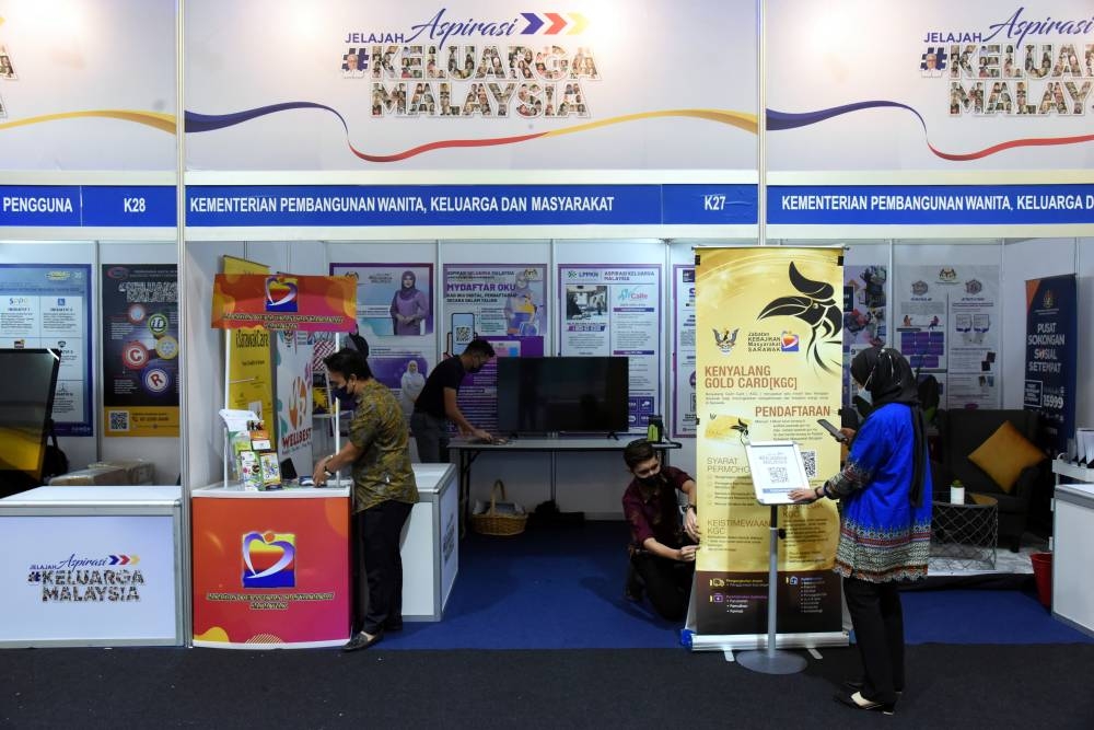 Malaysian entrepreneurs showcase conventional, cultural merchandise at Sarawak Malaysian Household Aspirations tour