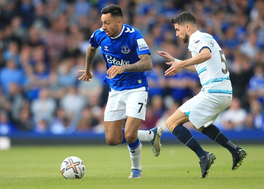 Everton’s England midfielder Dwight McNeil (left) fights for the ball with Chelsea’s Italian midfielder Jorginho during the English Premier League football match between Everton and Chelsea at Goodison Park in Liverpool, north west England on August 6, 2022. — AFP pic