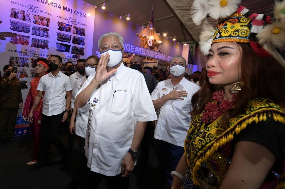 Prime Minister Datuk Seri Ismail Sabri Yaakob officiating at the closing ceremony of the Sarawak edition of the Malaysian Family Aspiration Tour (JAKM) at the Petra Jaya Celebration Square, August 7, 2022. Also present is the Premier of Sarawak, Tan Sri Abang Johari Openg and Senior Minister of Public Works Datuk Seri Fadillah Yusof. — Bernama pic