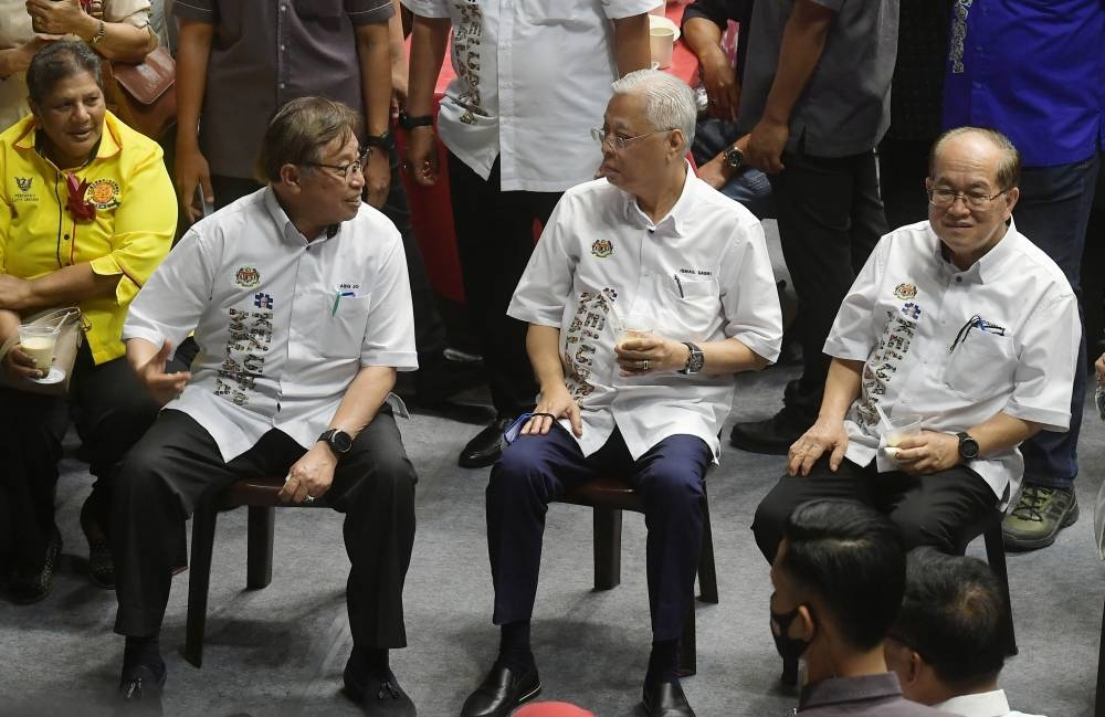 Sarawak Premier Tan Sri Abang Johari Openg (second left) and Sarawak Deputy Premier Datuk Amar Douglas Uggah Embas (right) with Prime Minister Datuk Seri Ismail Sabri Yaakob (second right) enjoying spicy porridge with local community leaders at a people's feast event in conjunction with the closing ceremony of Malaysian Family Aspirations at the Petra Jaya Square, Kuching August 7, 2022. — Bernama pic