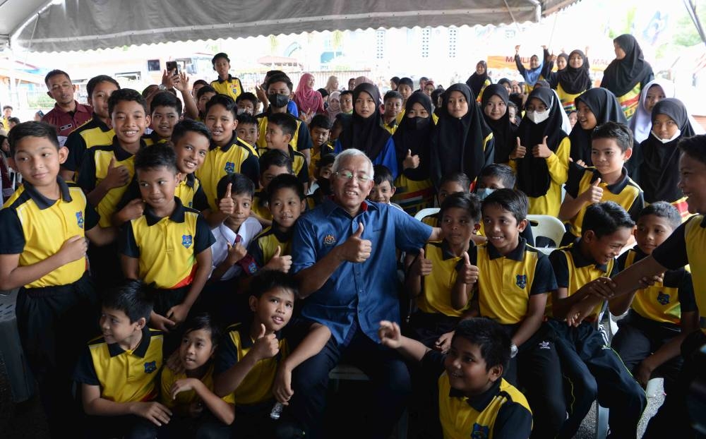 Datuk Seri Mahdzir Khalid poses with children at the Bukit Tembaga Prosperous Community Programme in Kuala Nerang August 7, 2022. — Bernama pic