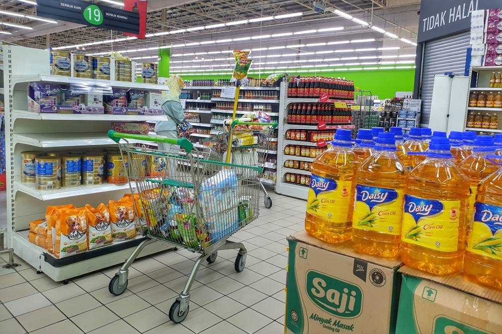 Last week, the government announced that the maximum price for palm cooking oil in bottles was to be set on a monthly basis based on the price of one tonne of crude palm oil (CPO) announced by the Malaysian Palm Oil Board. — Picture by Ahmad Zamzahuri