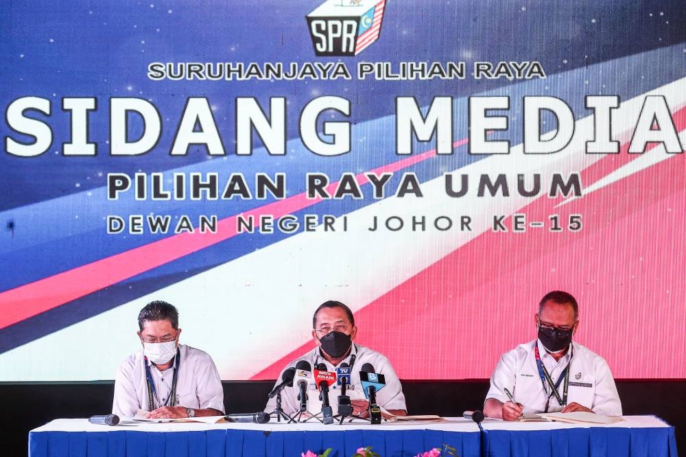 Malaysian Election Commission chairman Datuk Abdul Ghani Salleh speaks at a press conference in Johor Baru February 26, 2022. — Picture by Hari Anggara