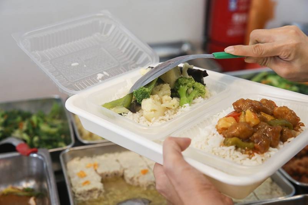 You can place your takeaway containers on the trays so you can easily scoop your choices with the rice.
