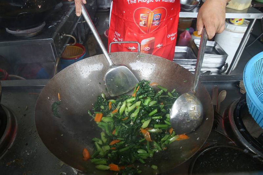 The vegetables are quickly stir fried with less oil and served almost at the last minute.