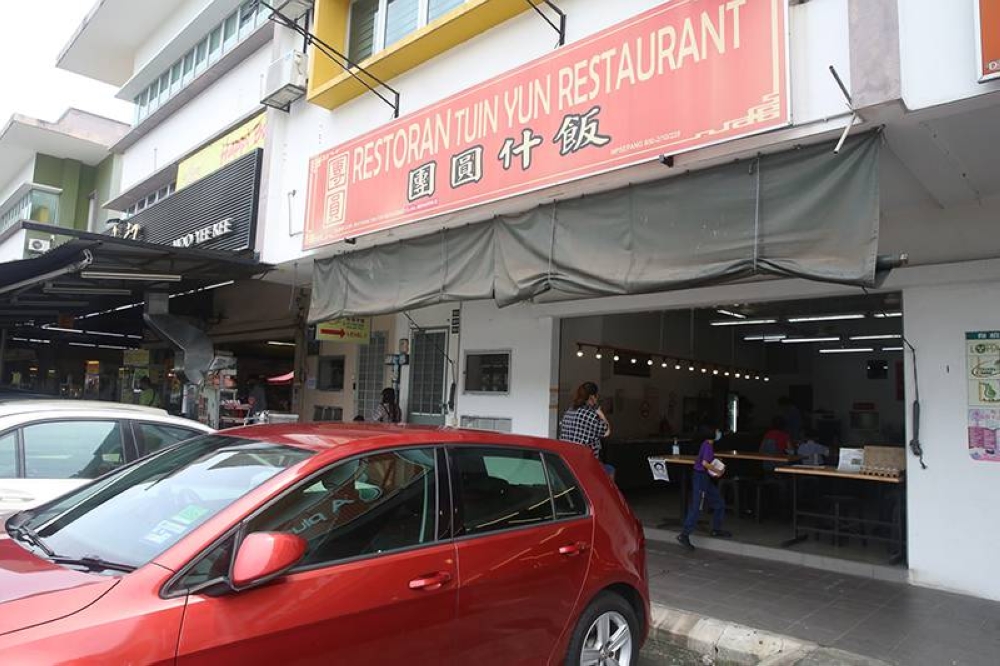Look for this place that is located next to the huge Hoo Yee Kee Restaurant at Taman Meranti Jaya, Puchong.
