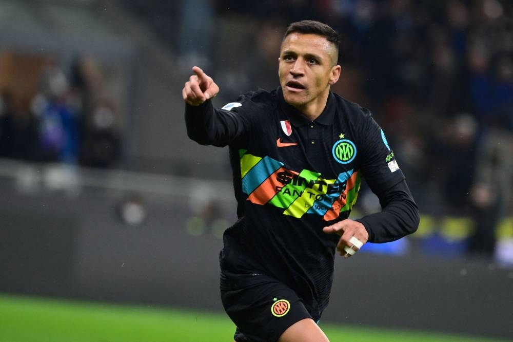 Alexis Sanchez, 33, recently terminated his contract with Inter and arrived at Marseille airport late yesterday to be met by several hundred adoring supporters. — AFP pic 