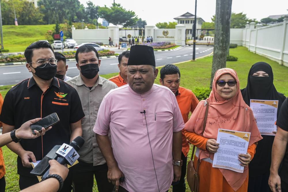 Amanah's Mohd Sany Hamzan (centre) addresses members of the press at Istana Negara August 11, 2022. — Picture by Hari Anggara
