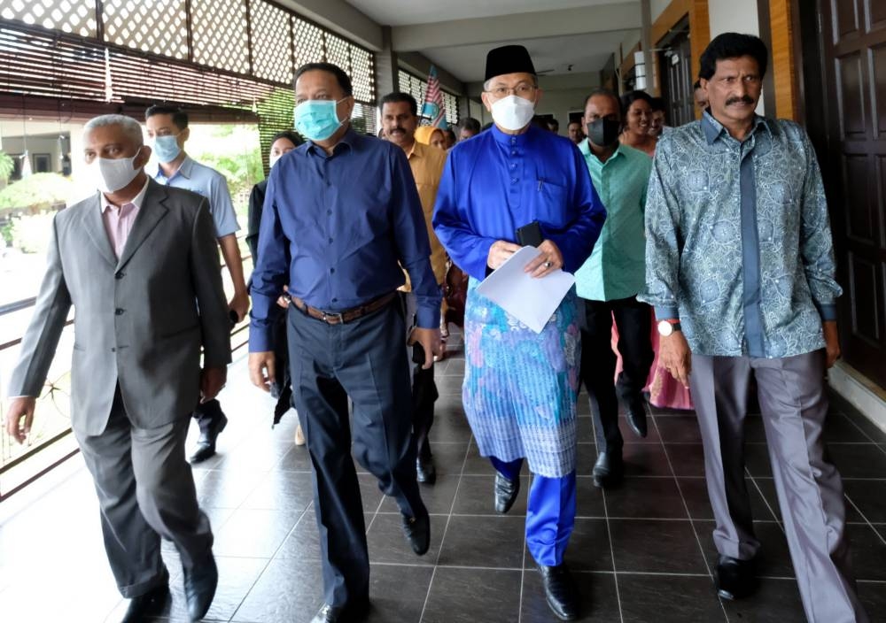 MIC president Tan Sri S A Vigneswaran (2nd left) arrives for the 75th and 76th Perlis State MIC Convention in Kangar, August 12, 2022. With him is Perlis Mentri Besar Datuk Seri Azlan Man (2nd right). — Bernama pic 
