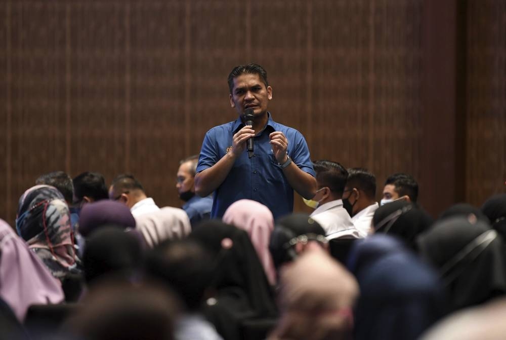 Senior Education Minister Datuk Radzi Jidin said at the moment MOE is collecting new data on where the students are after sitting for the examination. — Bernama pic