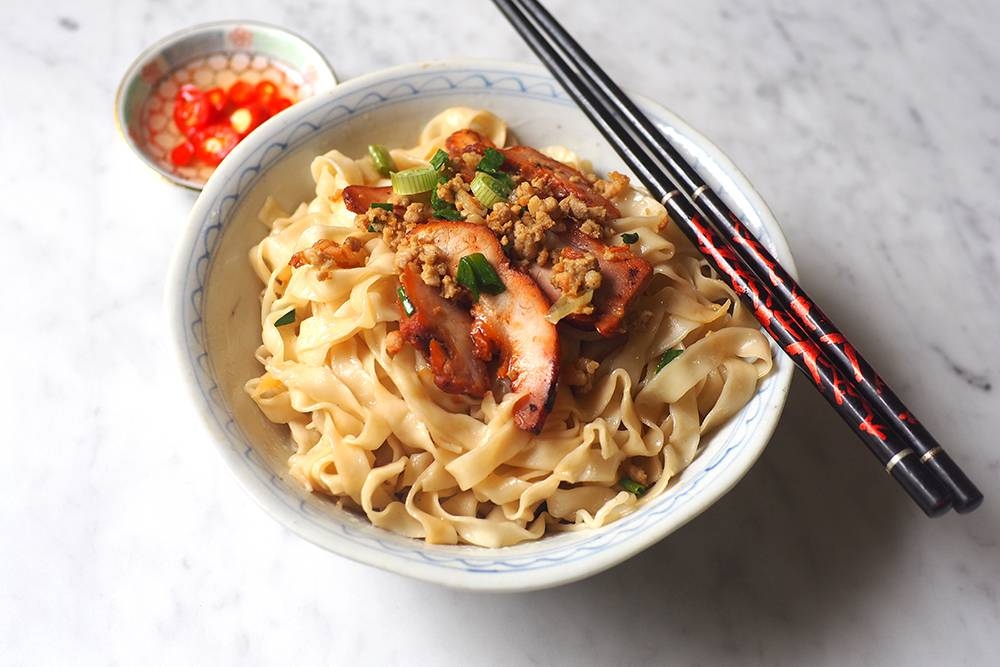 Be different and go for 'kolo mee pok' for 'al dente' curly noodles topped with minced meat and 'char siu' slices. 