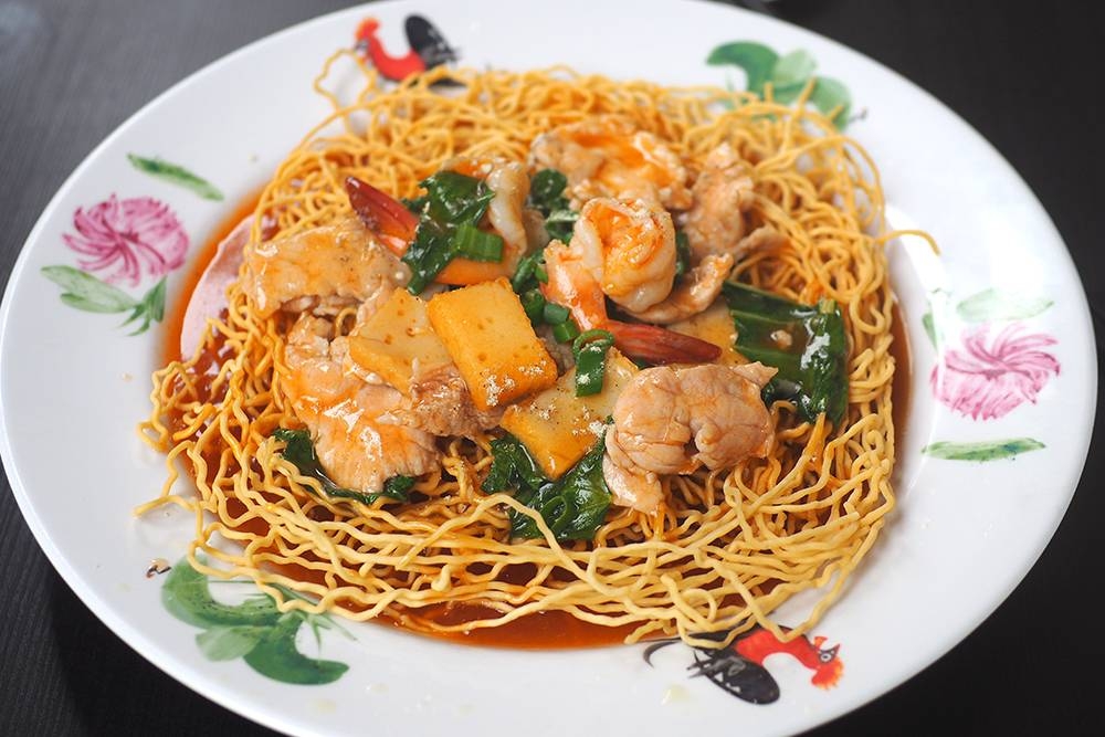Crunch down on this awesome crispy tomato mee that is not too sweet but appetising for a satisfying meal.