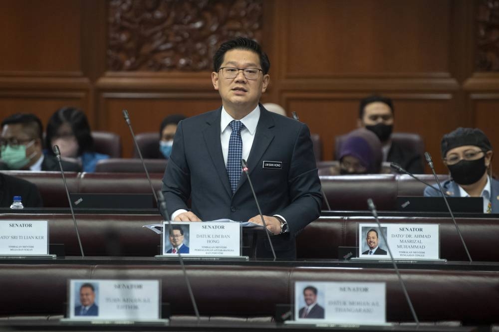 Datuk Lim Ban Hong addresses senators at Dewan Negara, Kuala Lumpur August 16, 2022. — Bernama pic