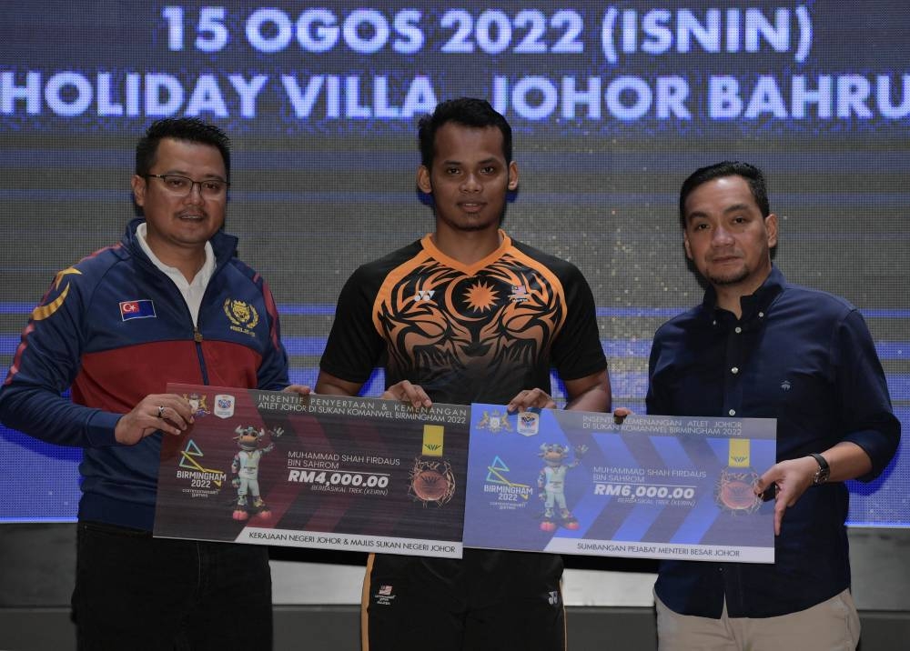 National track cycling ace Muhammad Shah Firdaus Sahrom with Johor Mentri Besar Datuk Onn Hafiz Ghazi after receiving incentives for Johor athletes who excelled in the 2012 Vietnam SEA Games and 2022 Commonwealth Games in Birmingham, in Johor Baru, August 15, 2022. — Bernama pic  