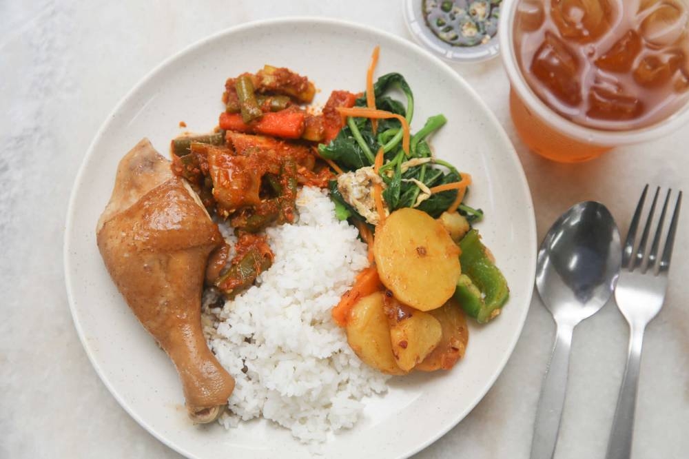 If you prefer a simpler meal, this selection will cost you RM9.70 with a side drink of cold Chinese tea.