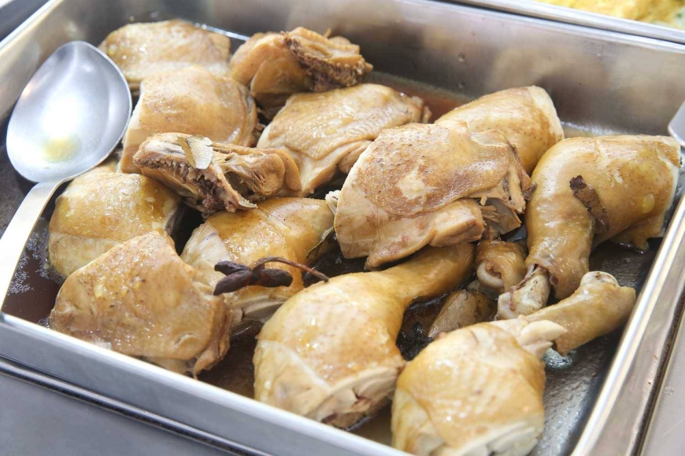 The soy sauce chicken served here has a juicy texture and comes in a large portion for a meatier bite.