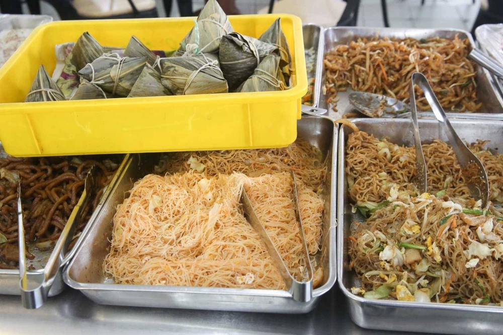 For breakfast, there's a selection of economy fried noodles with various 'kuih' and snacks.
