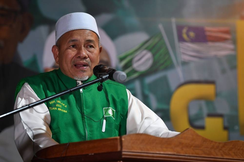 Datuk Seri Tuan Ibrahim Tuan Man deliver a speech at the launch of Melaka PAS election machinery at Semabok, Melaka August 17, 2022. — Bernama pic