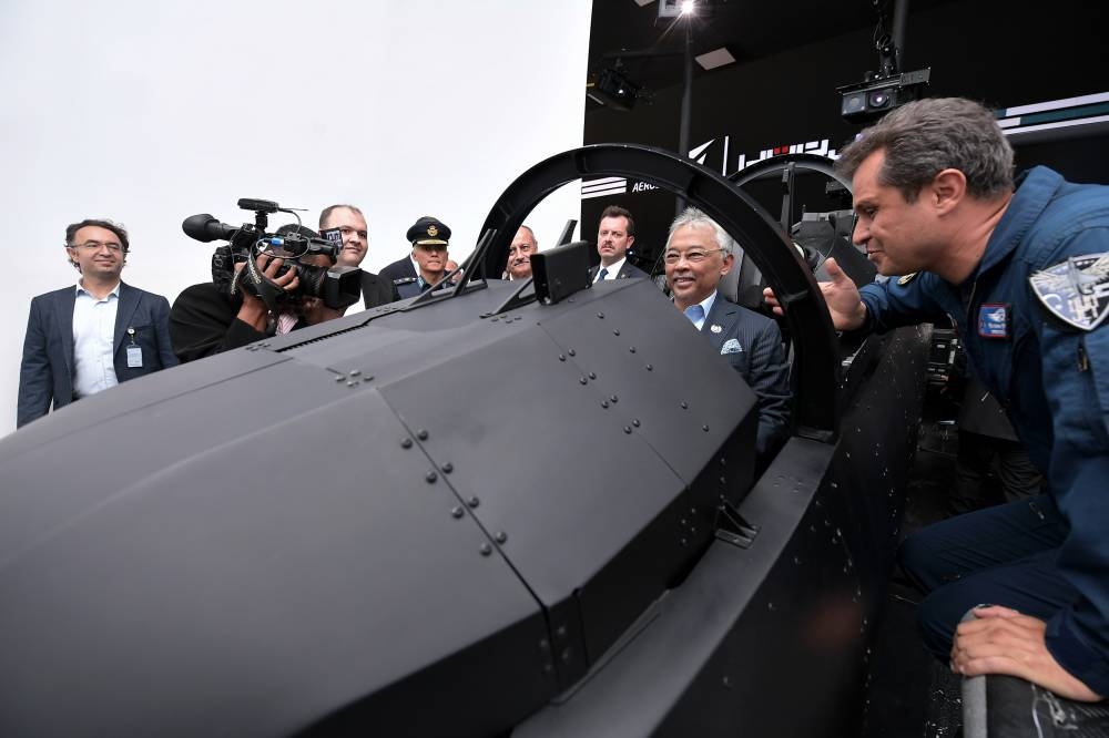 Yang di-Pertuan Agong Al-Sultan Abdullah Ri’ayatuddin Al-Mustafa Billah Shah trying an aircraft simulation during a visit at the Turkish Aerospace Industries (TAI) in Ankara, August 18, 2022. — Bernama pic 