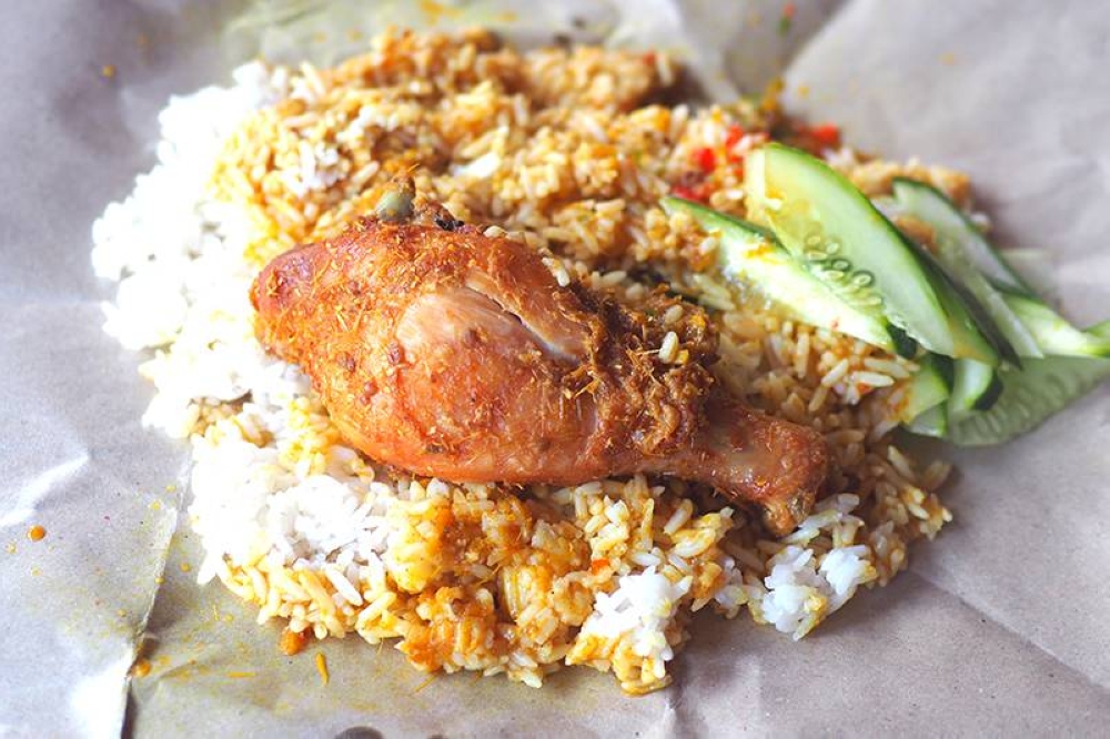 For RM7, you get a satisfying meal that consists of a mountain of fluffy steamed rice doused in curry and sambal belacan with fried chicken and cucumbers