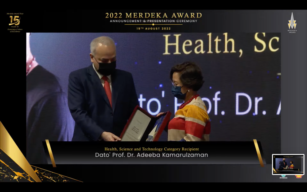 Sultan of Perak, Sultan Nazrin Shah presenting the Merdeka Award Datuk Dr Adeeba Kamarulzaman. — Picture courtesy of Merdeka Award