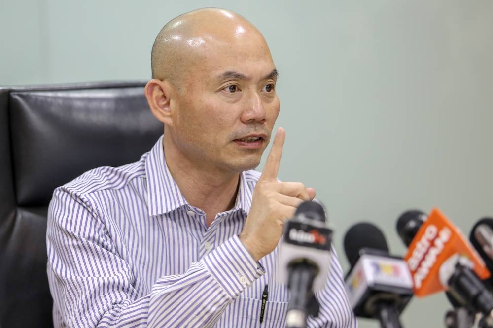Kepong MP Lim Lip Eng said even DBKL must follow the set rules and laws and that Jalaluddin must publicly explain his reason and cite which laws allow a lifetime ban on businesses. — Picture by Hari Anggara