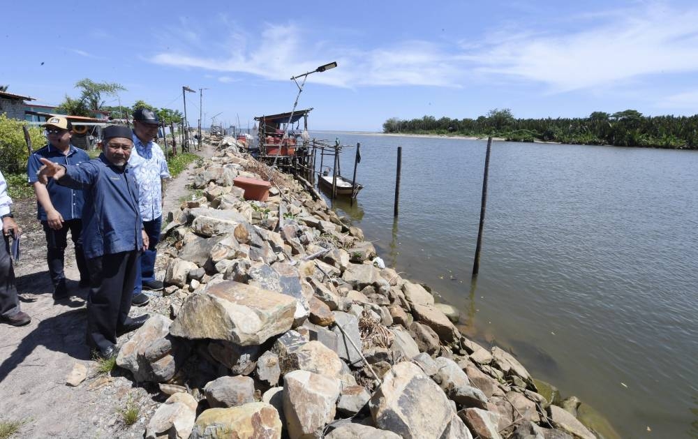 Environment and Water Minister Datuk Seri Tuan Ibrahim Tuan Man (left) visits the long beach barrier structure at Kampung Kuala Dalam in Papar August 20, 2022. — Bernama pic