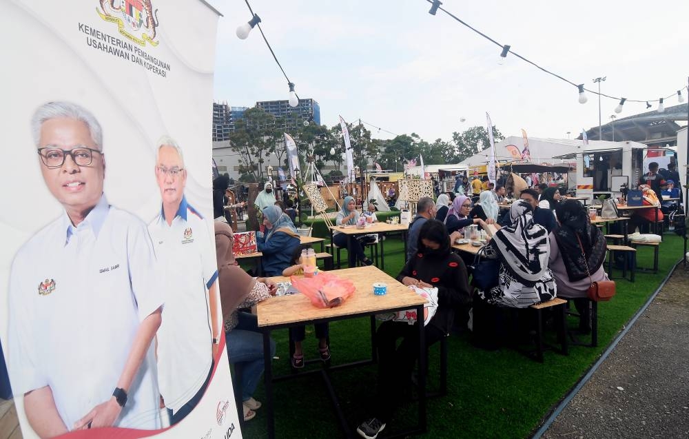 Visitors attending the Selangor state Malaysia Family Aspirations Tour Program (JAKM) at the Shah Alam Stadium grounds August 19, 2022. — Bernama pic