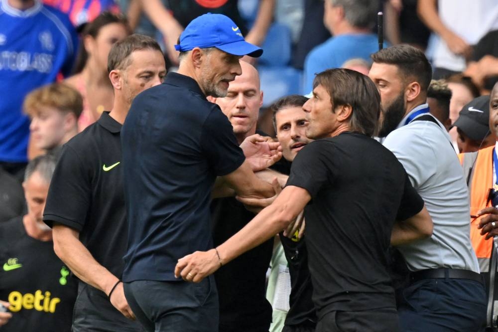 Tottenham Hotspur’s Italian head coach Antonio Conte (right) and Chelsea’s German head coach Thomas Tuchel (left) clash after the English Premier League football match between Chelsea and Tottenham Hotspur at Stamford Bridge in London on August 14, 2022. — AFP pic