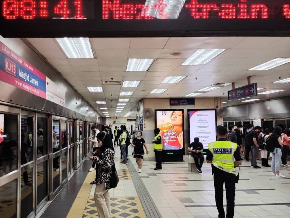 Prasarana Malaysia Berhad 辅助警务人员在高峰时段在 Masjid Jamek 站执行通勤值班。  — 图片由马来西亚皇家警察提供