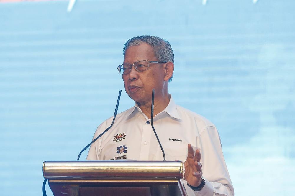 Minister in the Prime Minister's Department (Economy) Datuk Seri Mustapha Mohamed  delivering his speech during the Keluarga Malaysia Symposium here at Putrajaya International Convention Centre, August 21, 2022. — Picture by Sayuti Zainudin