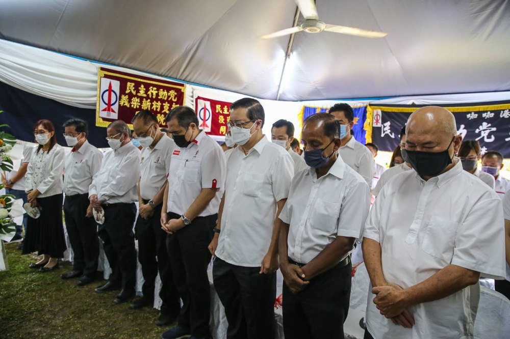 DAP leaders pay their last respects during the funeral ceremony of DAP founding chairman Dr Chen Man Hin at his residence in Seremban August 21, 2022. — Picture by Yusof Mat Isa