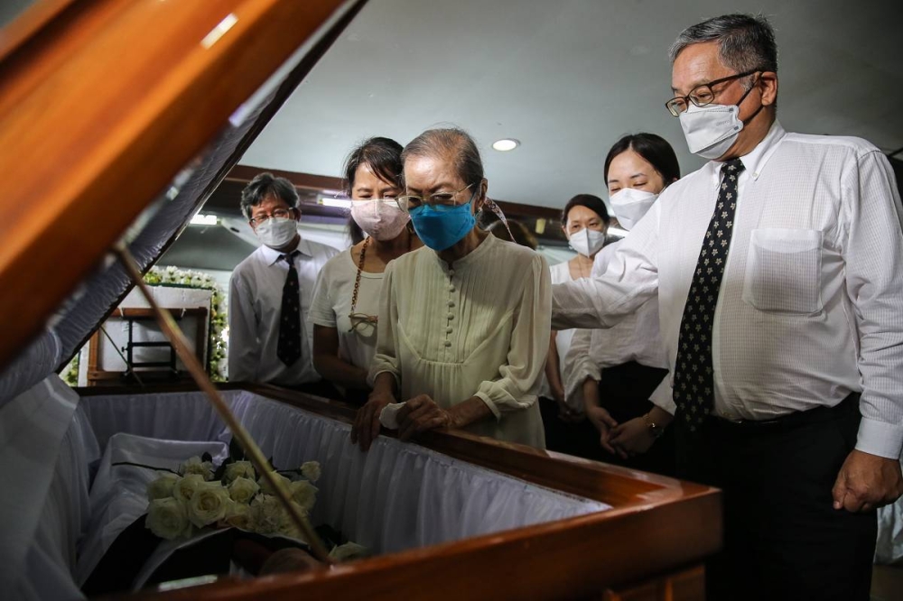 Family members pay their last respects during the funeral ceremony of DAP founding chairman Dr Chen Man Hin at his residence in Seremban August 21, 2022. — Picture by Yusof Mat Isa