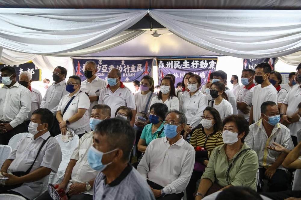People attend the funeral ceremony of DAP founding chairman Dr Chen Man Hin at his residence in Seremban August 21, 2022. — Picture by Yusof Mat Isa