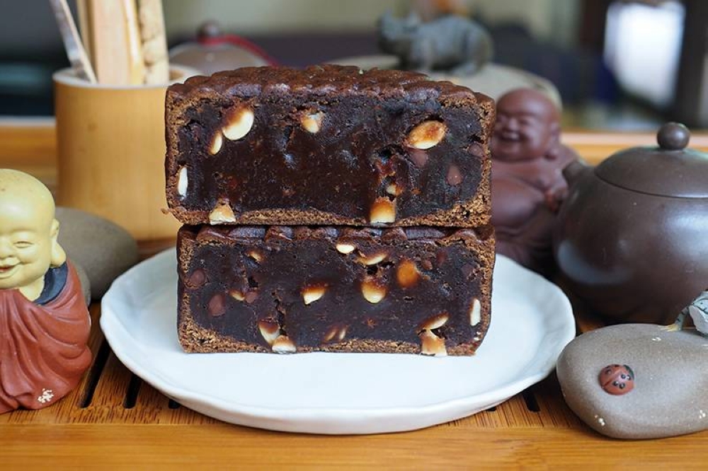 The key to the delicious chocolate mooncake is the glossy, chocolate flavoured lotus paste studded with melon seeds.