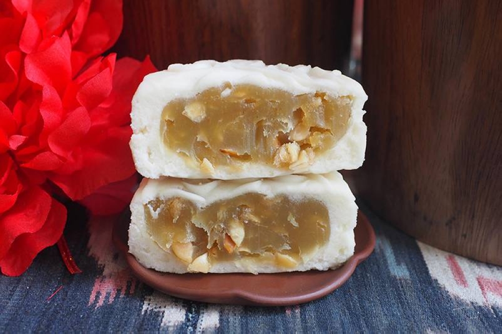 This lychee 'ping pei' mooncake is a harmonious pairing of soft skin with a soft lotus paste.