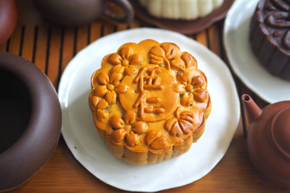 For those who prefer traditional tastes, order the assorted nuts or 'ng yan' mooncake.
