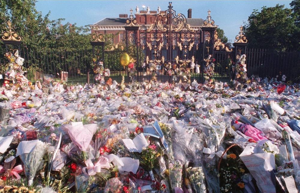 In this file photo taken on September 2, 1997 floral tributes continue to arrive at the paved area in front of Kensington Palace. — AFP pic