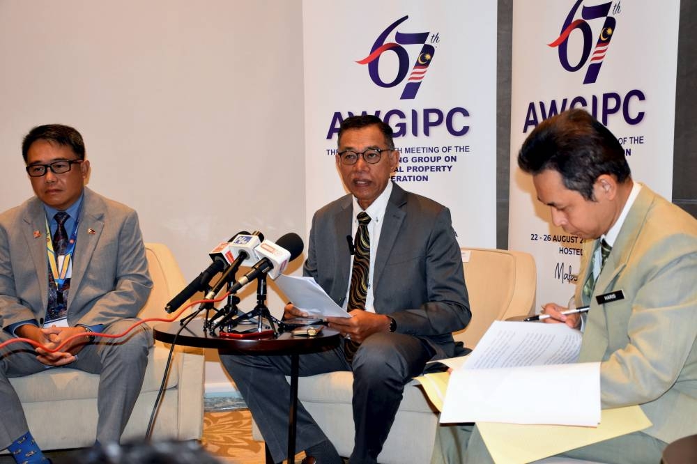 Deputy Minister of Domestic Trade and Consumer Affairs Datuk Rosol Wahid (centre) speaking to reporters after officiating the 67th Meeting of the Asean Working Group On Intellectual Property Cooperation in Melaka, August 22, 2022. — Bernama pic 